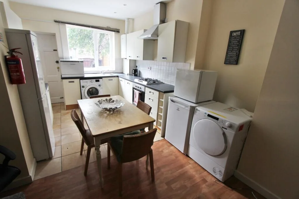 1 bedroom house share for rent
