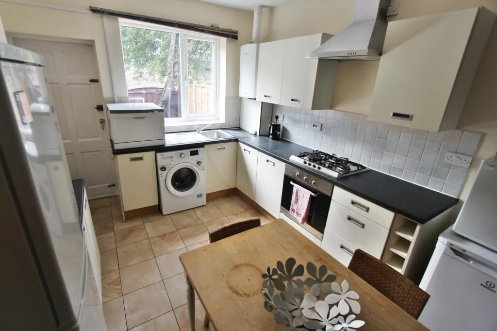 1 bedroom house share for rent