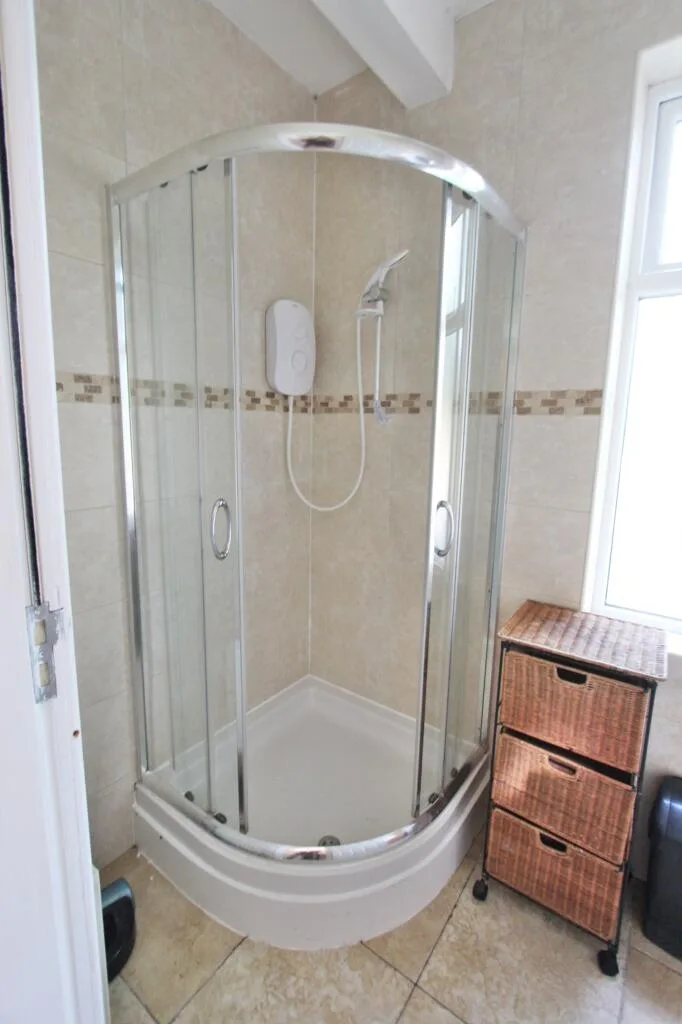 1 bedroom house share for rent
