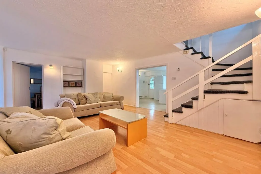3 bedroom semi-detached house for rent