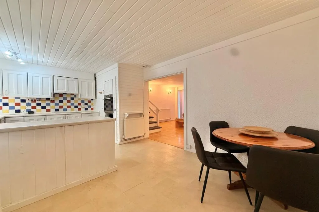 3 bedroom semi-detached house for rent