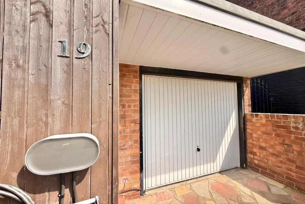 3 bedroom semi-detached house for rent