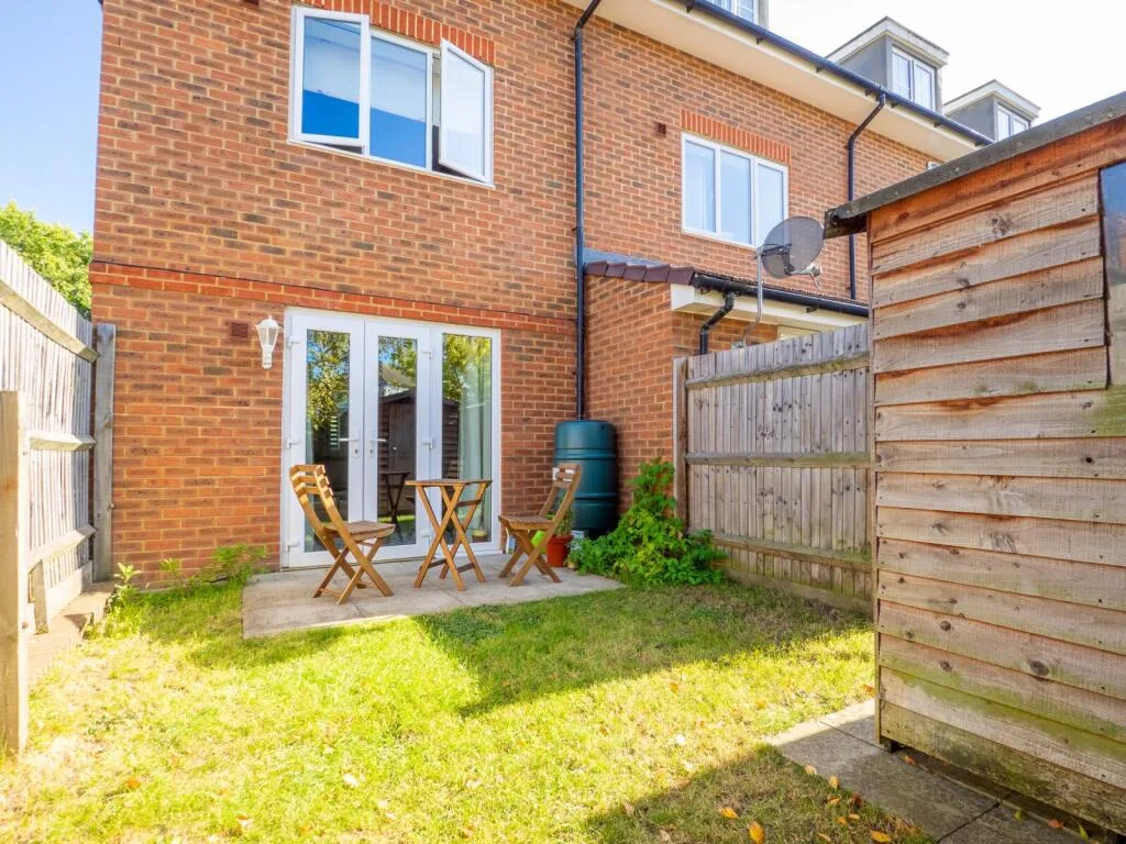 4 bedroom semi-detached house for rent