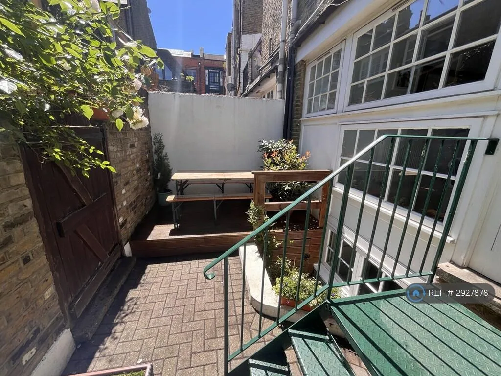 2 bedroom maisonette for rent