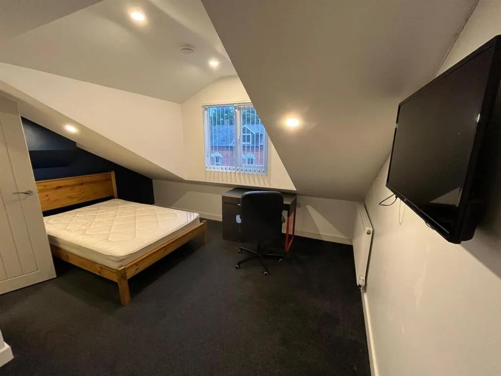 8 bedroom terraced house for rent