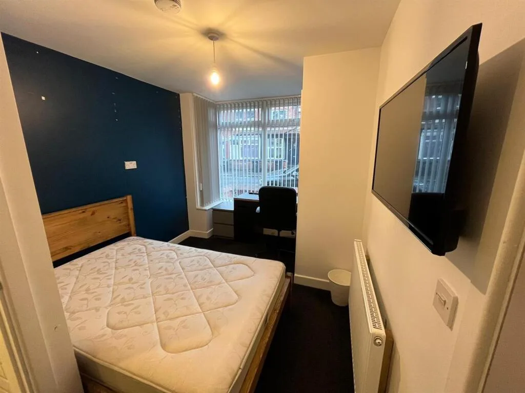 8 bedroom terraced house for rent