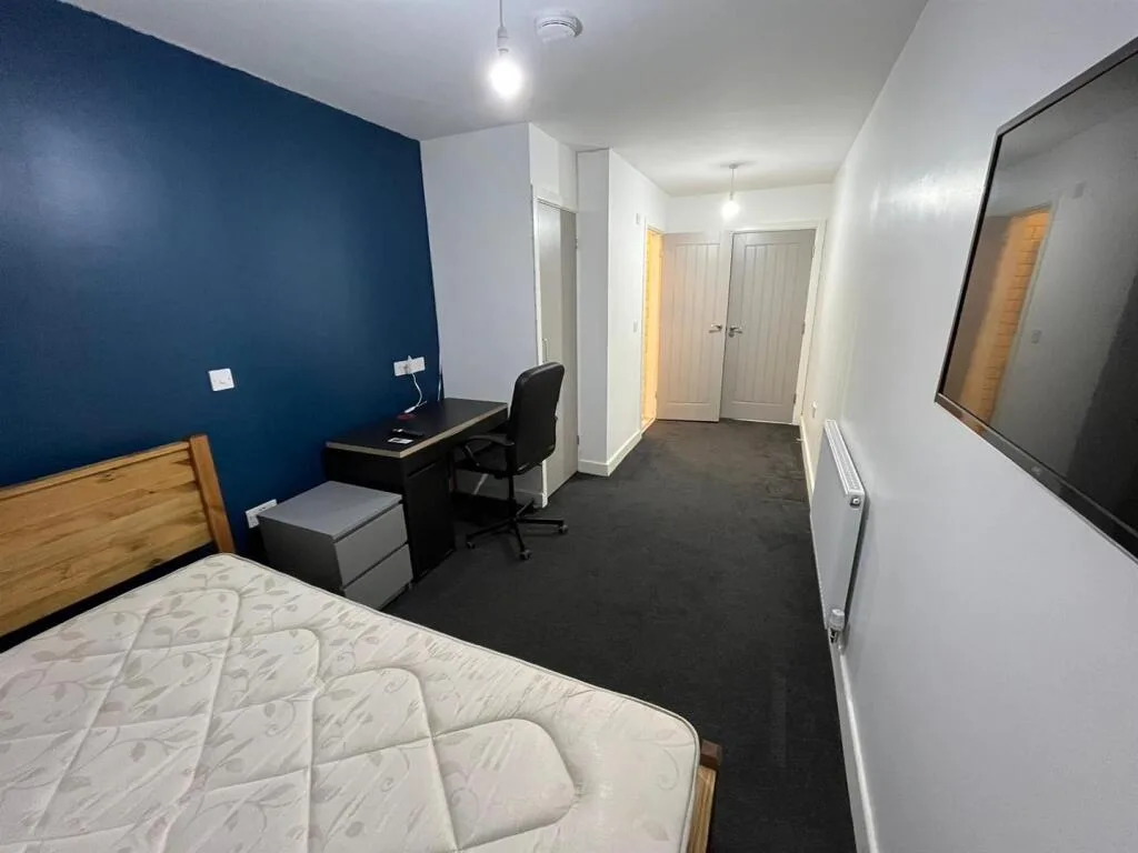 8 bedroom terraced house for rent