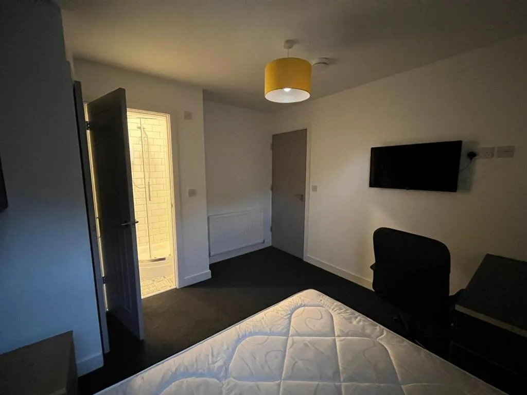 8 bedroom terraced house for rent