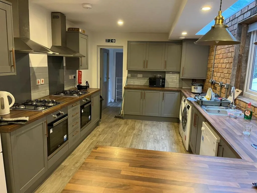 8 bedroom terraced house for rent