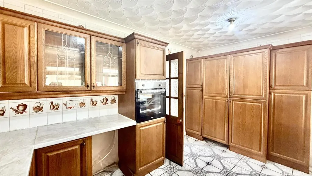 3 bedroom end of terrace house for rent