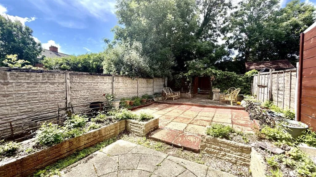 3 bedroom end of terrace house for rent