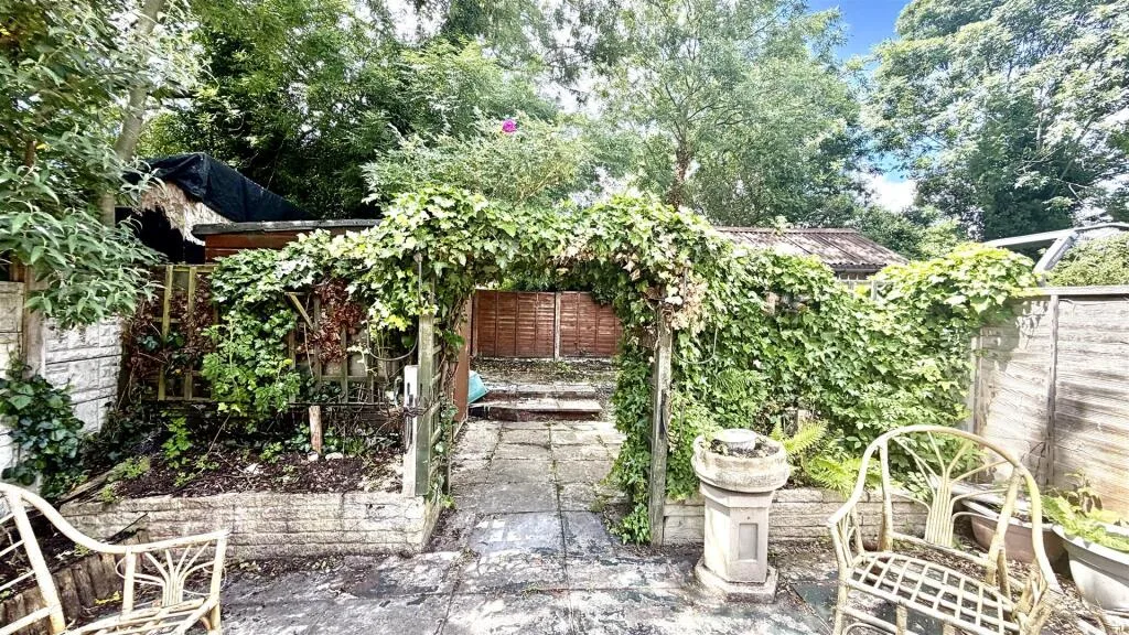 3 bedroom end of terrace house for rent