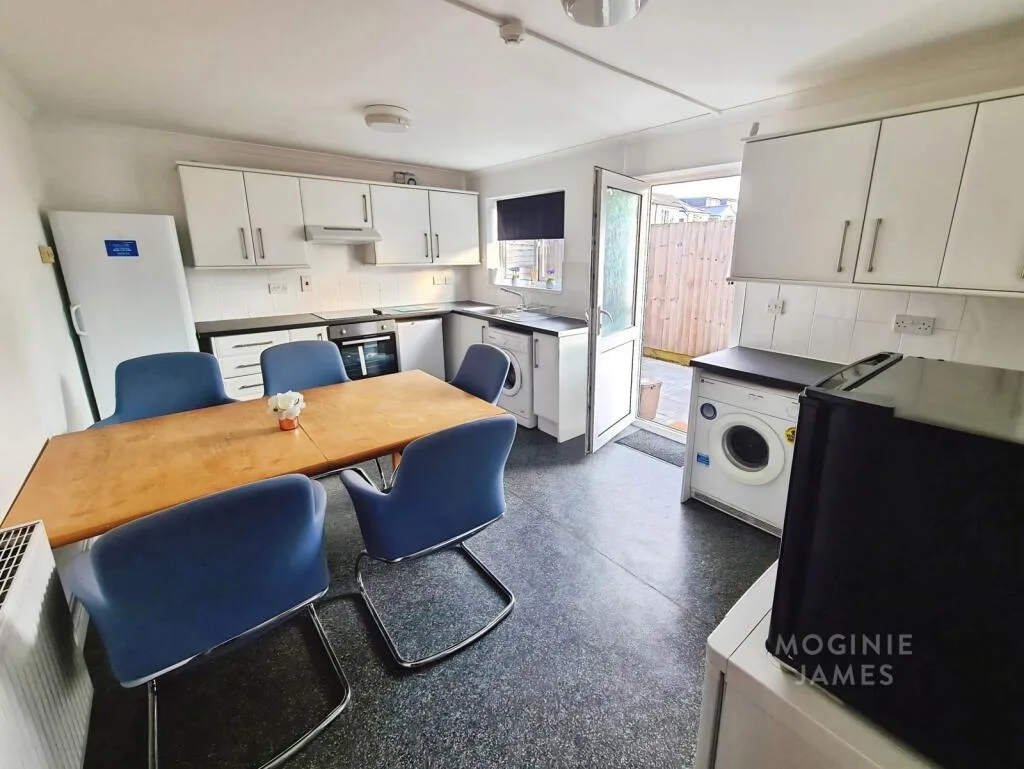 6 bedroom detached house for rent