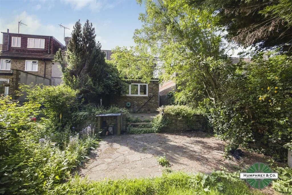 3 bedroom end of terrace house for rent