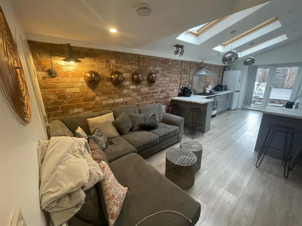 1 bedroom house share for rent