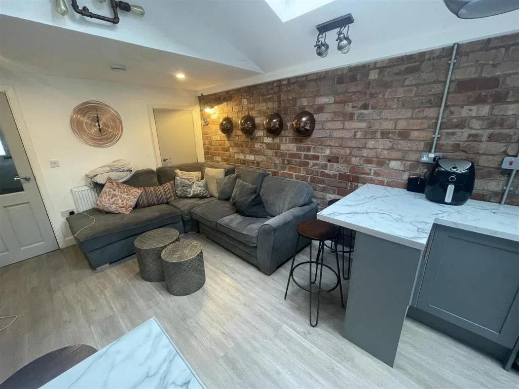 1 bedroom house share for rent