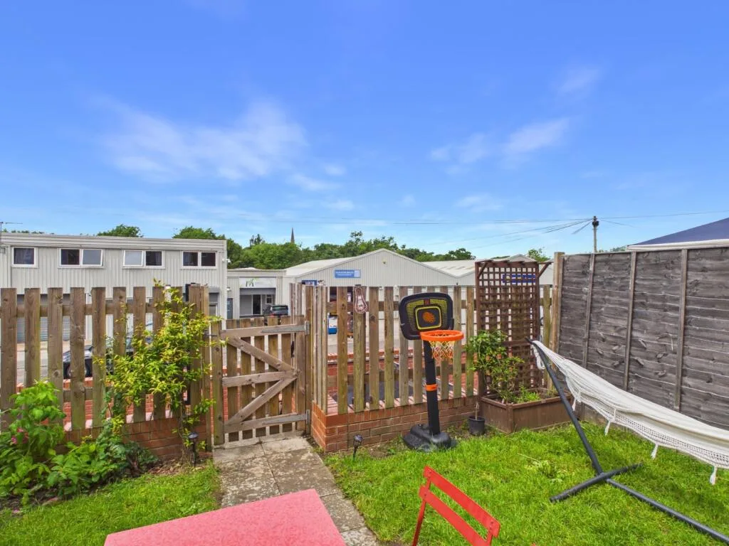 3 bedroom semi-detached house for rent