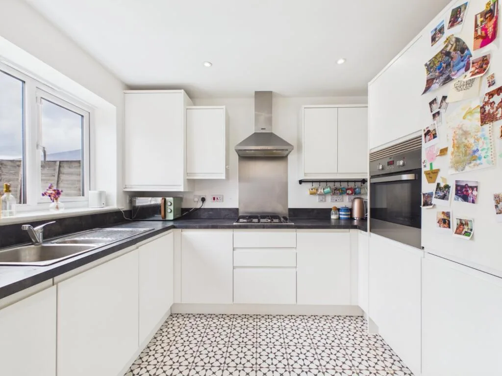 3 bedroom semi-detached house for rent