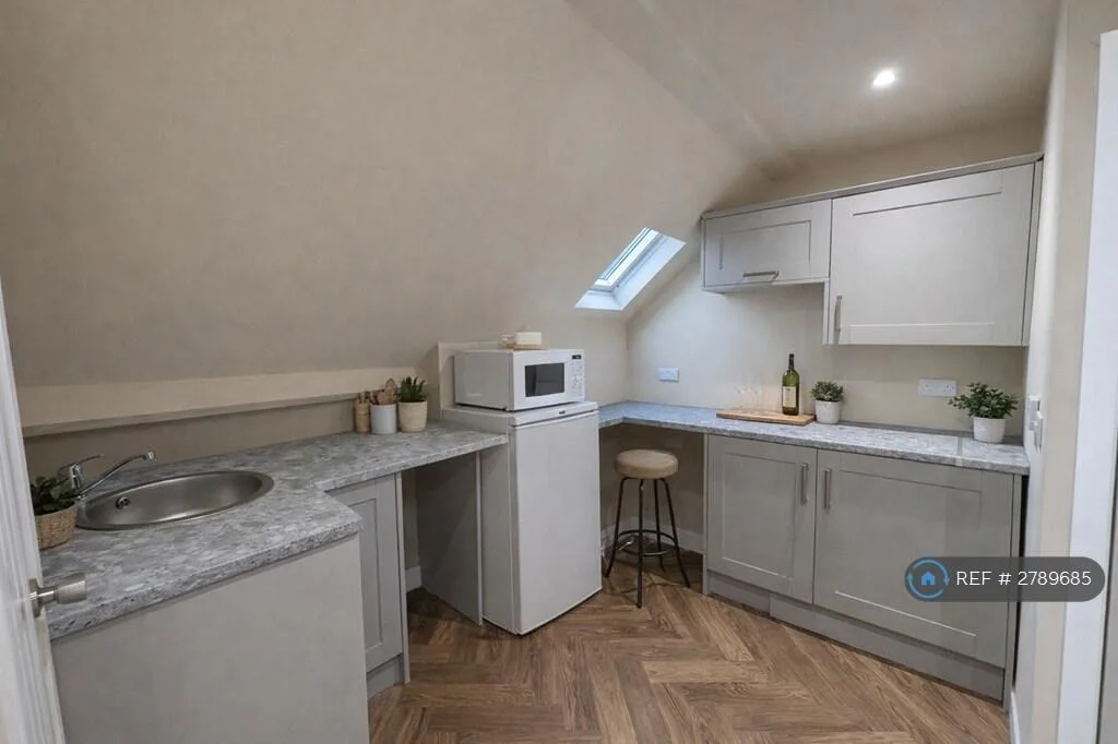 1 bedroom house share for rent
