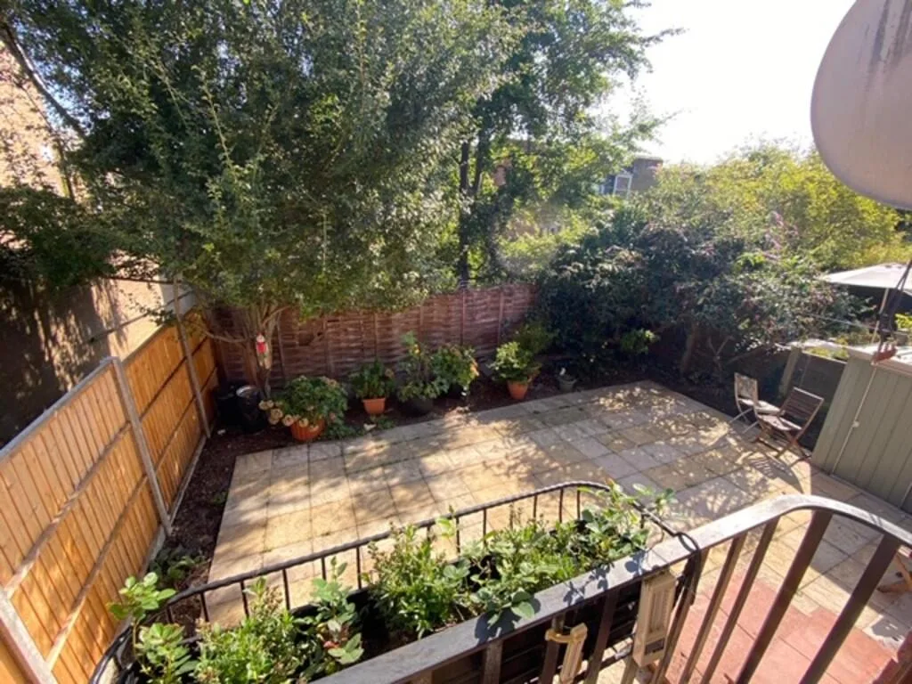4 bedroom end of terrace house for rent