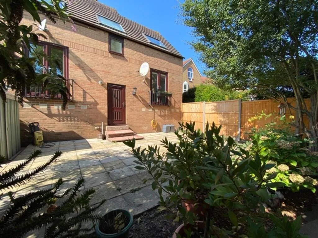 4 bedroom end of terrace house for rent