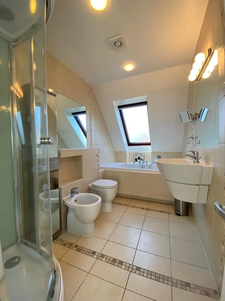 4 bedroom end of terrace house for rent