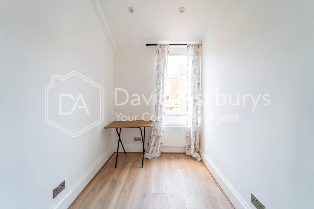 4 bedroom end of terrace house for rent