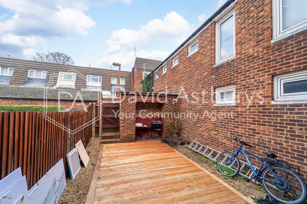 4 bedroom end of terrace house for rent