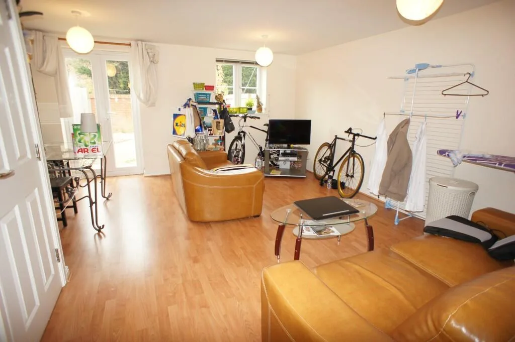 1 bedroom house share for rent