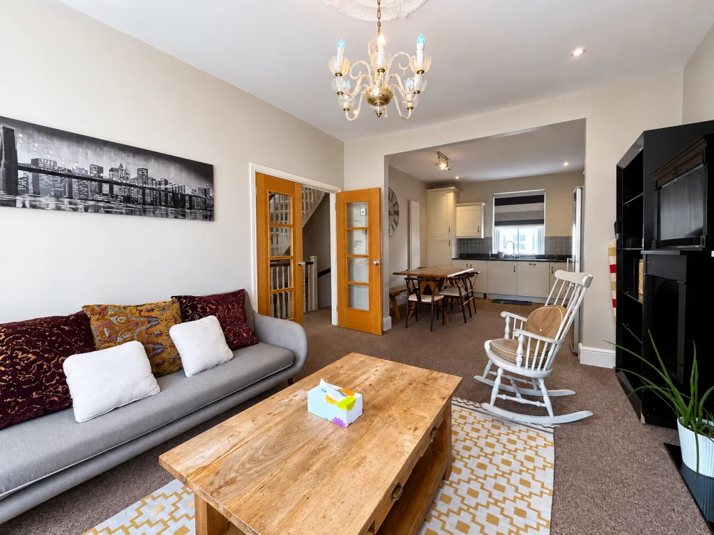 3 bedroom maisonette for rent