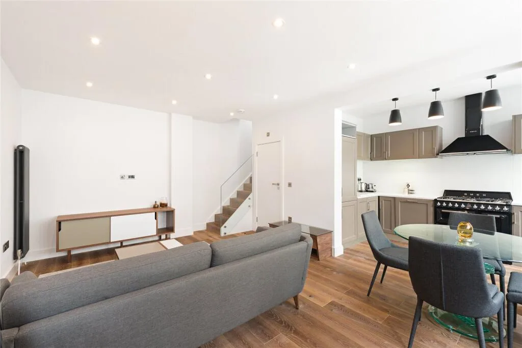 2 bedroom mews property for rent
