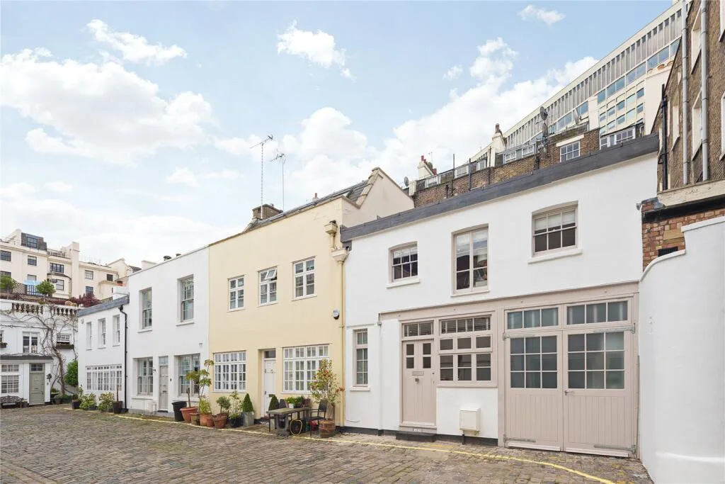 2 bedroom mews property for rent