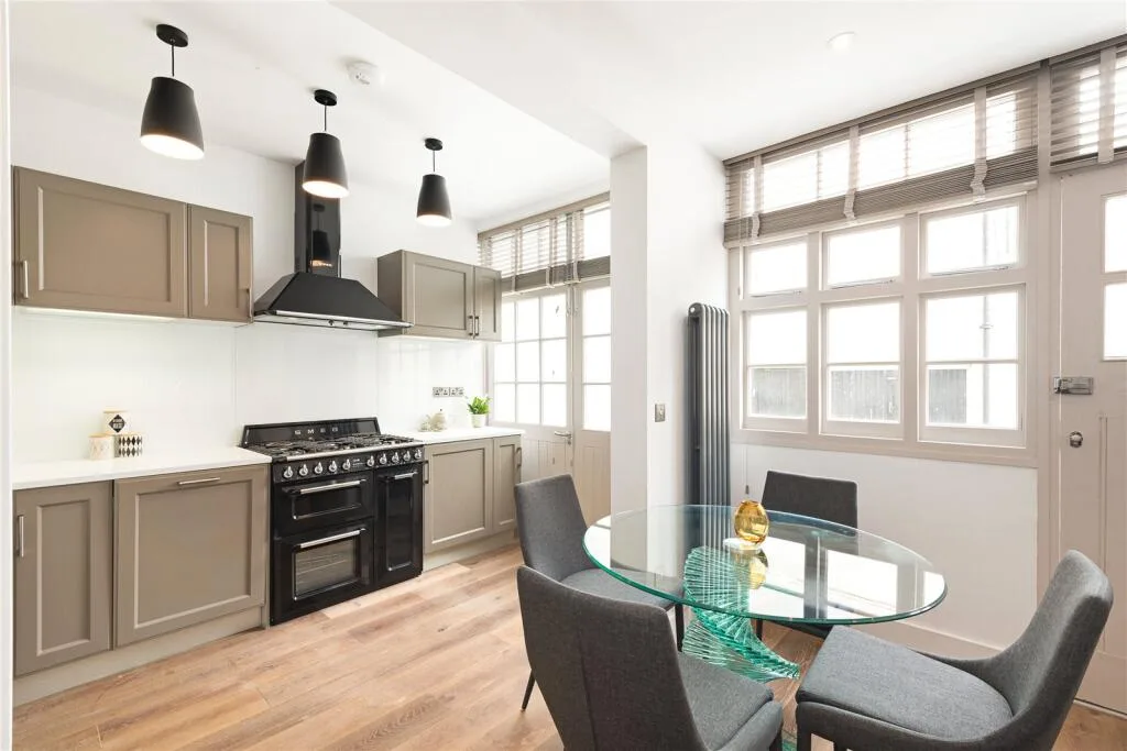 2 bedroom mews property for rent