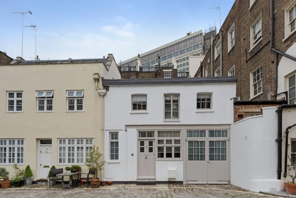 2 bedroom mews property for rent