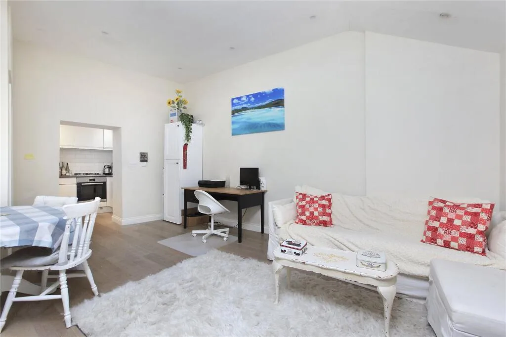1 bedroom mews property for rent