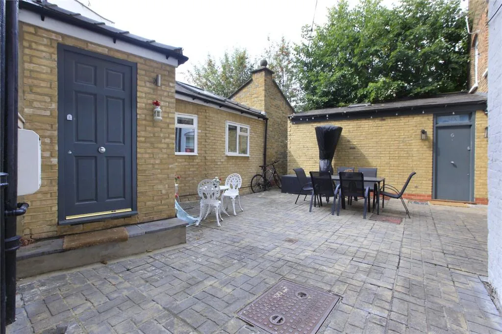1 bedroom mews property for rent