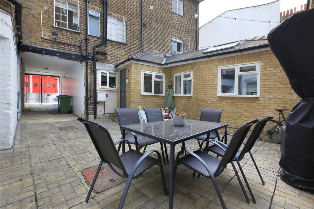 1 bedroom mews property for rent