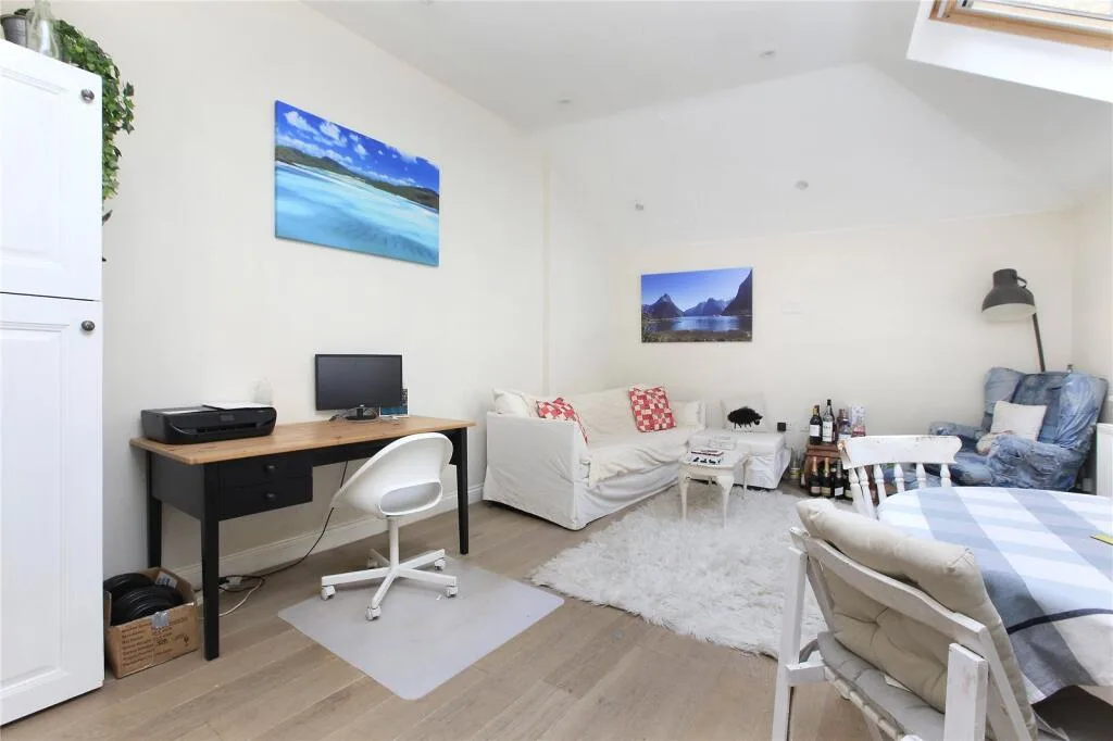 1 bedroom mews property for rent