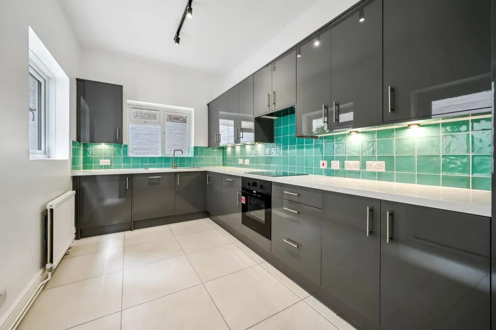 5 bedroom terraced house for rent