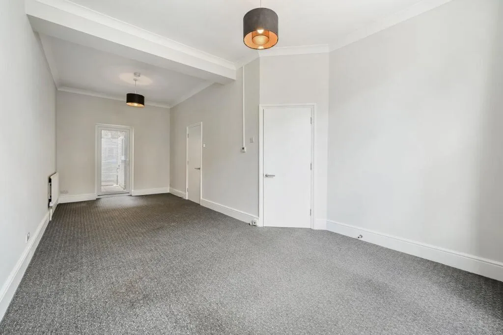 5 bedroom terraced house for rent
