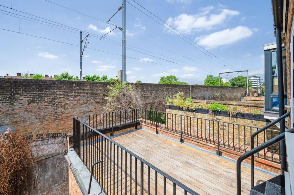 5 bedroom terraced house for rent