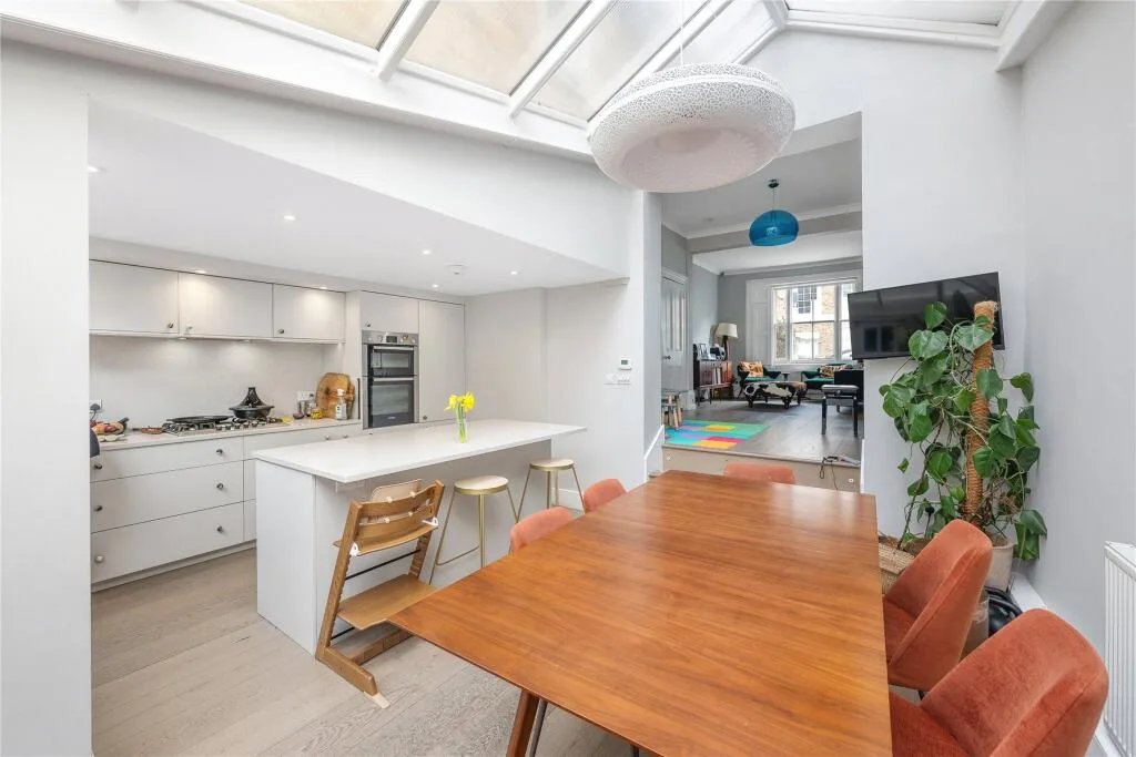 5 bedroom terraced house for rent