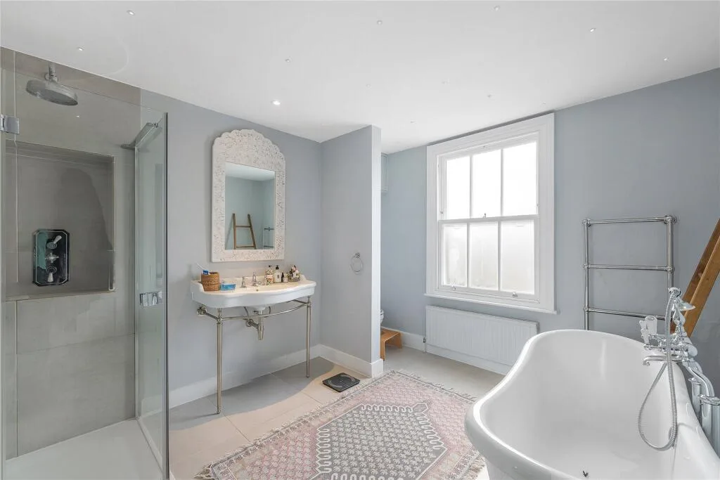 5 bedroom terraced house for rent