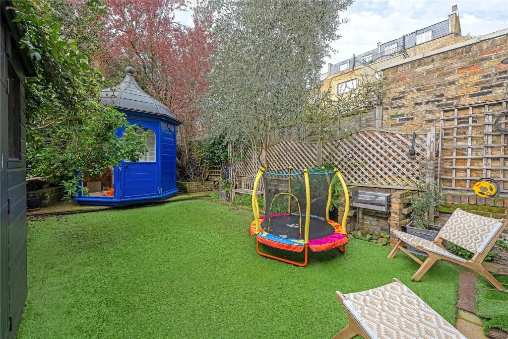 5 bedroom terraced house for rent