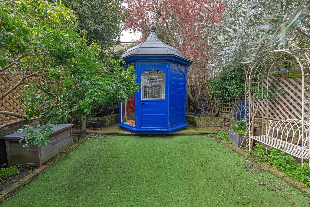 5 bedroom terraced house for rent