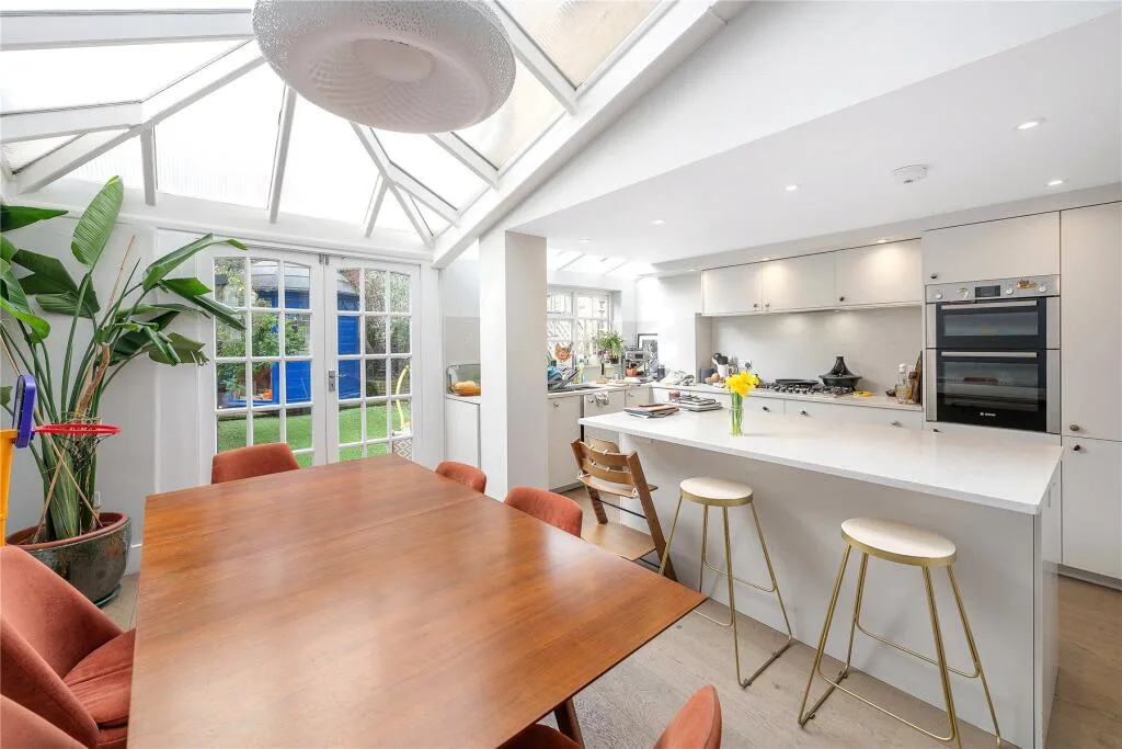 5 bedroom terraced house for rent
