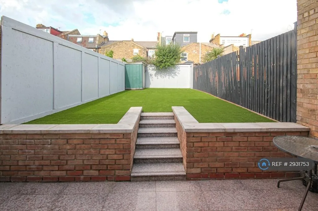 5 bedroom terraced house for rent