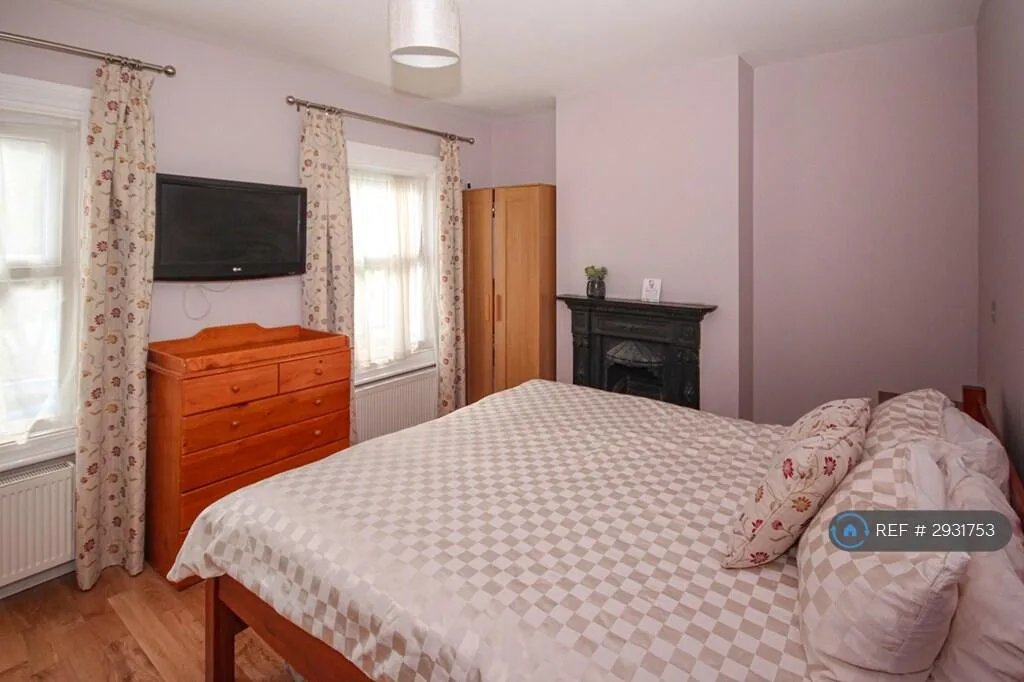 5 bedroom terraced house for rent