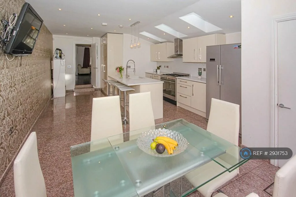 5 bedroom terraced house for rent