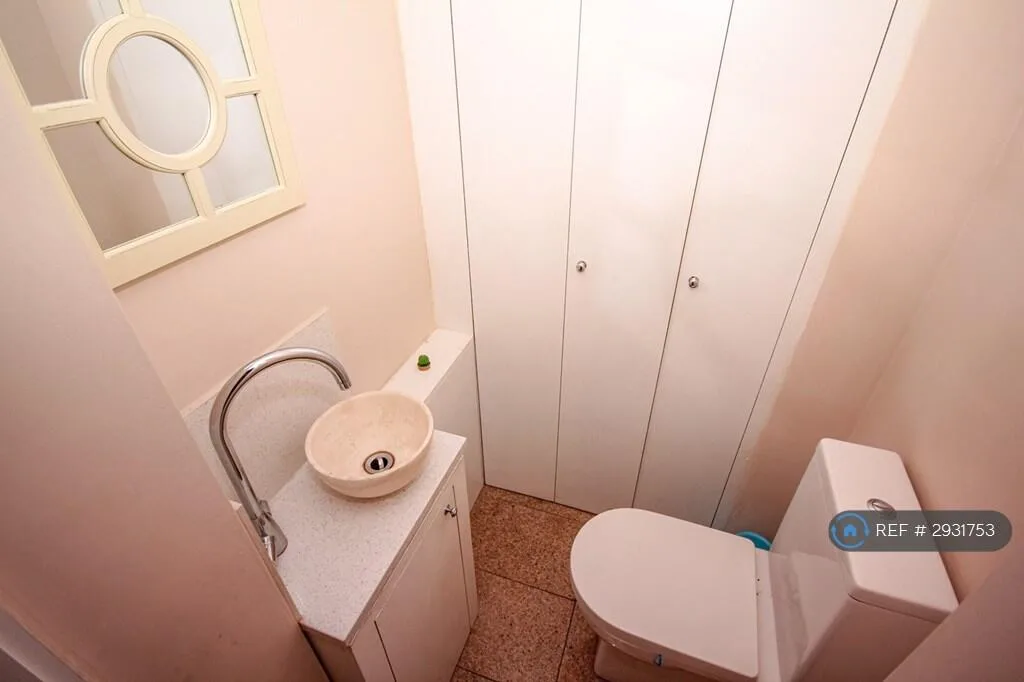 5 bedroom terraced house for rent